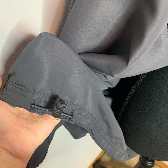 Reebok Grey Lightweight Men's Windbreaker Jacket (XL) - Picture 4 of 8